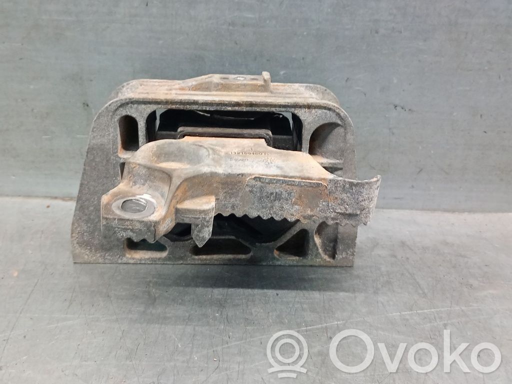 Nissan NV400 Engine mount bracket 