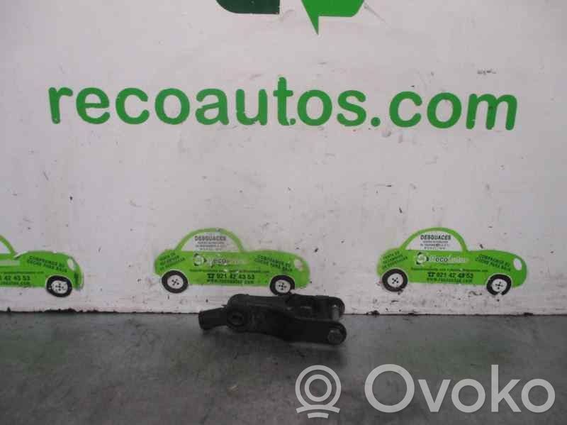 Peugeot 406 Engine mount bracket 