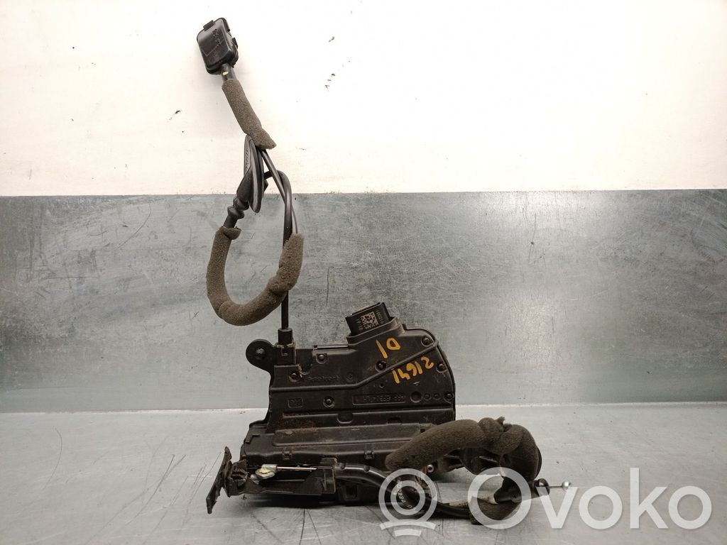 Renault Captur Front door lock 