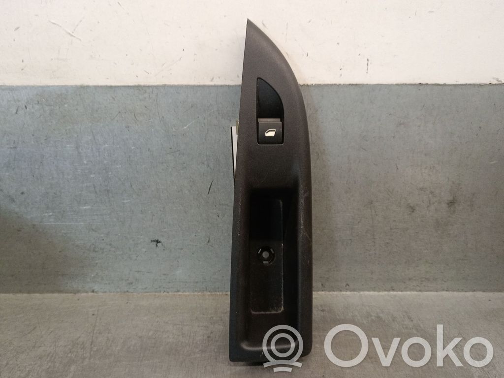 Opel Mokka X Electric window control switch 