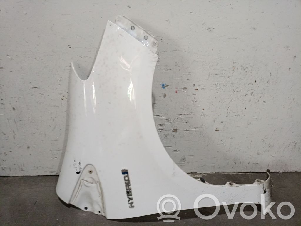 Toyota Yaris Błotnik przedni 