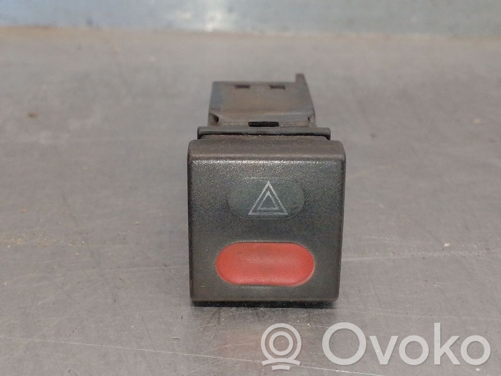 Citroen Saxo Hätävilkkujen kytkin 