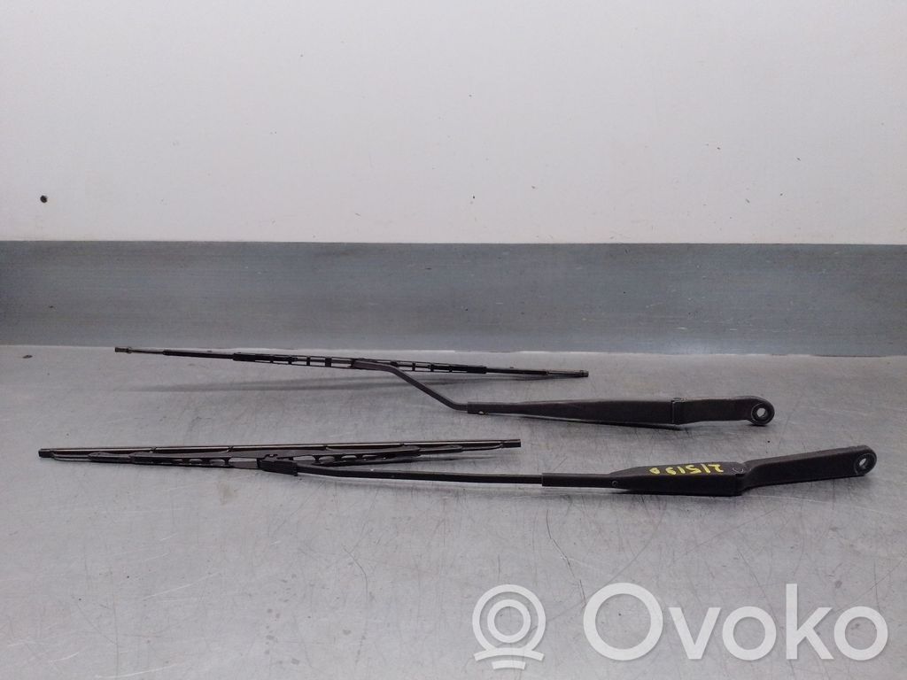Peugeot 406 Front wiper blade arm 