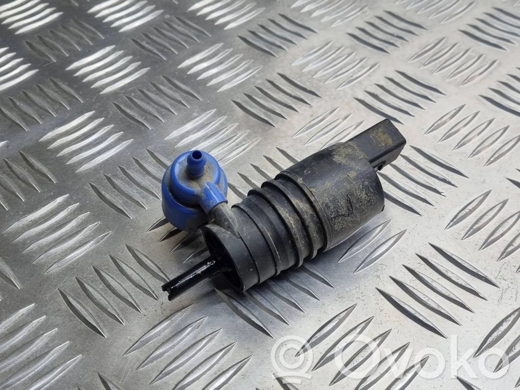 Volkswagen Caddy Windscreen/windshield washer pump 