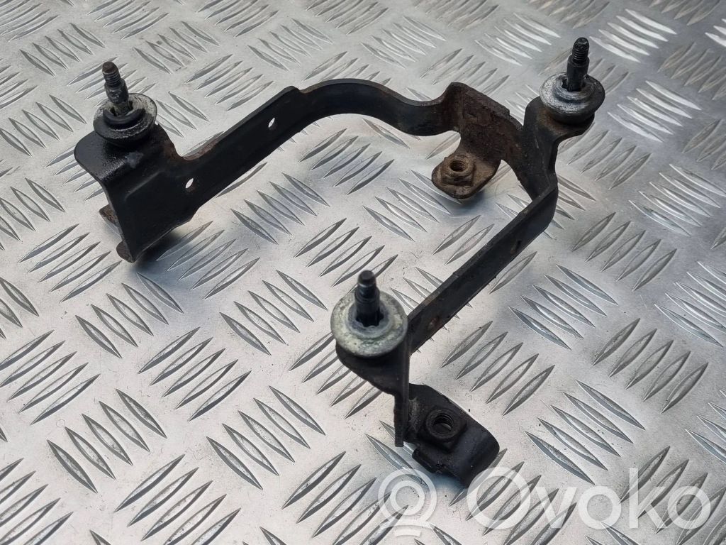 Ford Focus Power steering pump mounting bracket 