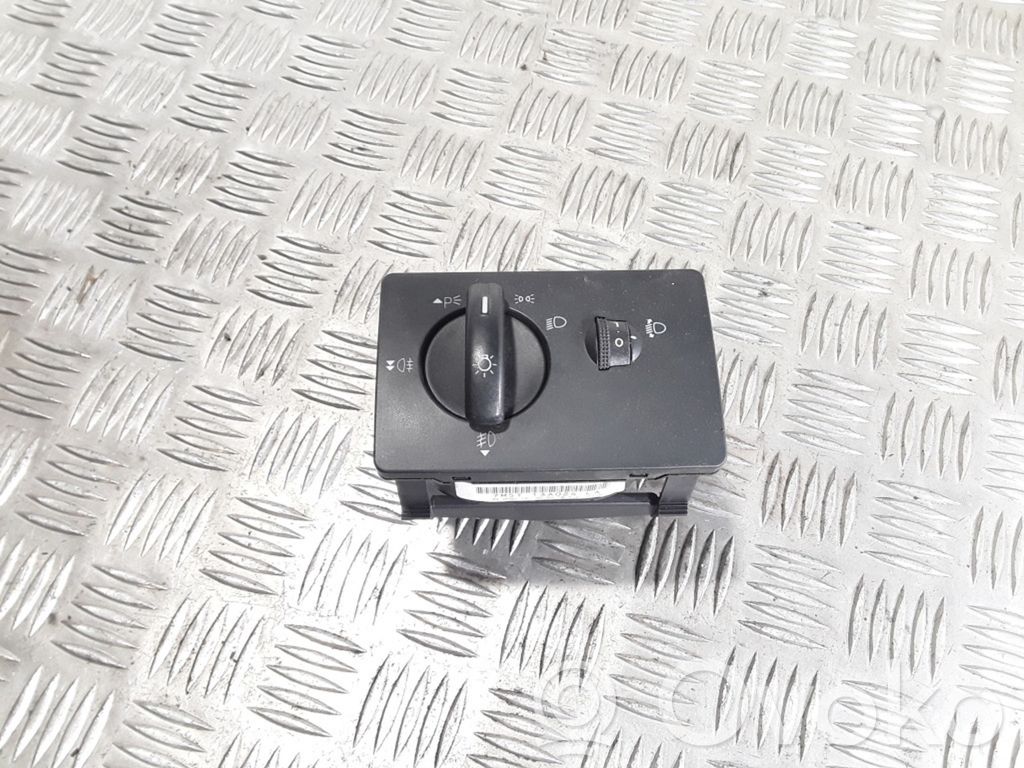 Light switch   7M5T13A024LA