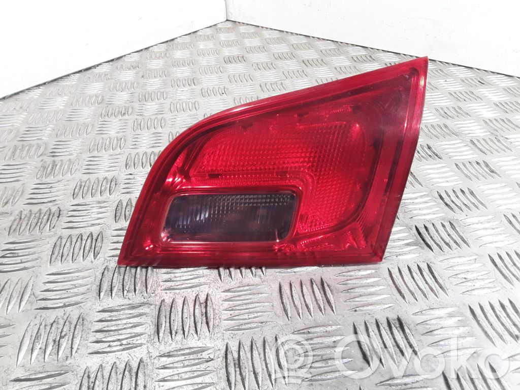 Opel Astra J Aizmugurējais lukturis pārsegā 