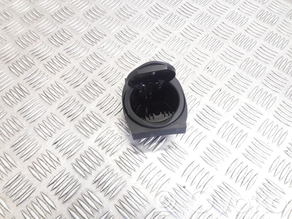 Ford Focus Tuhkakuppi (edessä) 