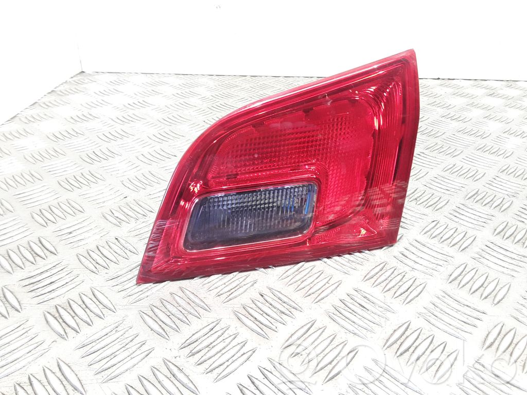Opel Astra J Aizmugurējais lukturis pārsegā 