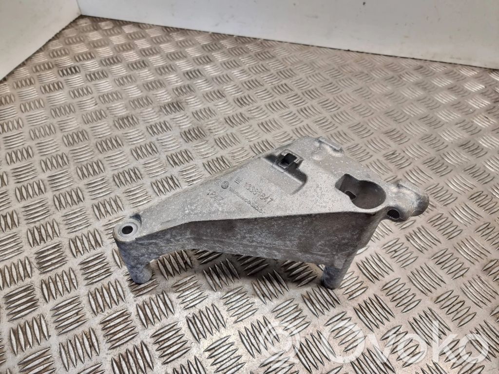Opel Corsa E Engine mounting bracket 