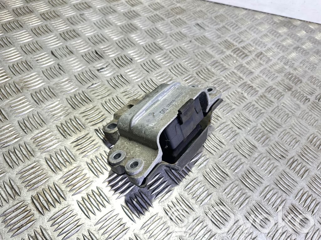 Volkswagen PASSAT B7 Engine mount bracket 