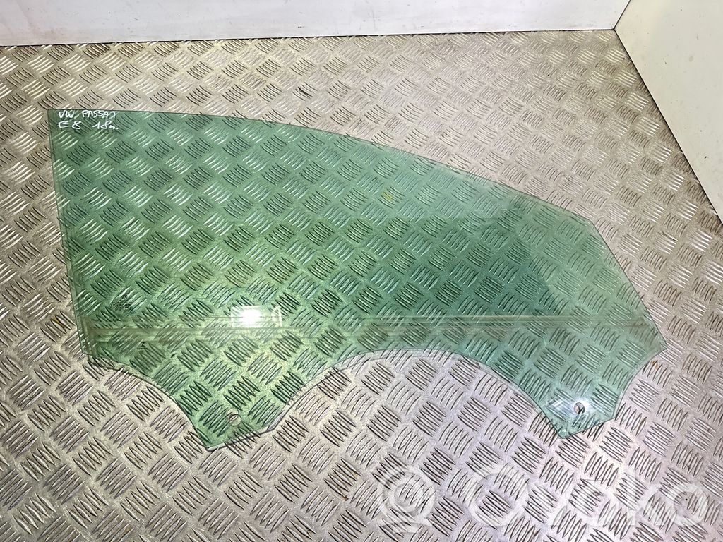 Volkswagen PASSAT B8 Front door window glass four-door 
