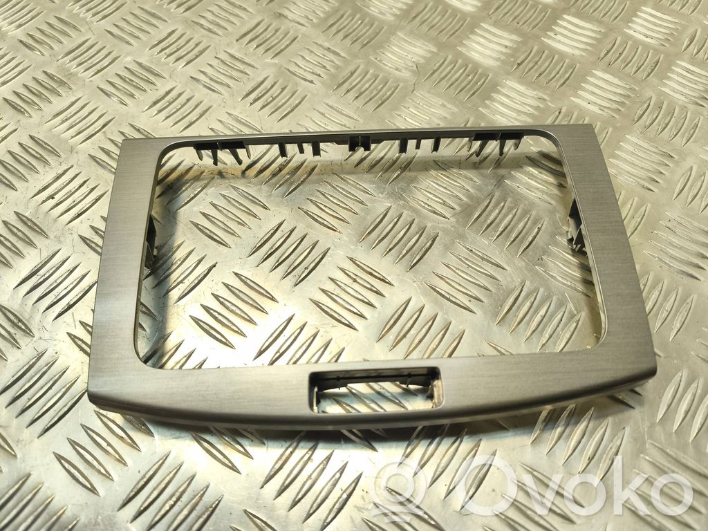 Volkswagen PASSAT B7 Konsola środkowa / Radio / GPS 