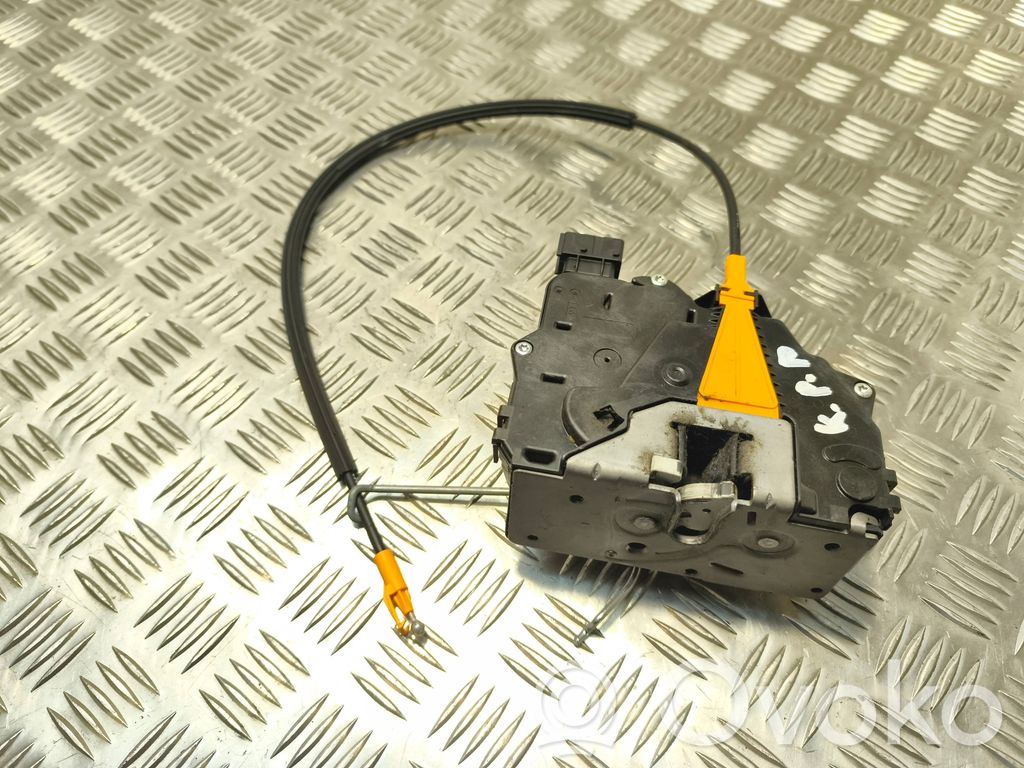 Opel Corsa E Zamek drzwi przednich 