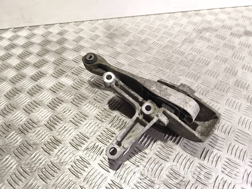 Volvo XC90 Engine mount bracket 