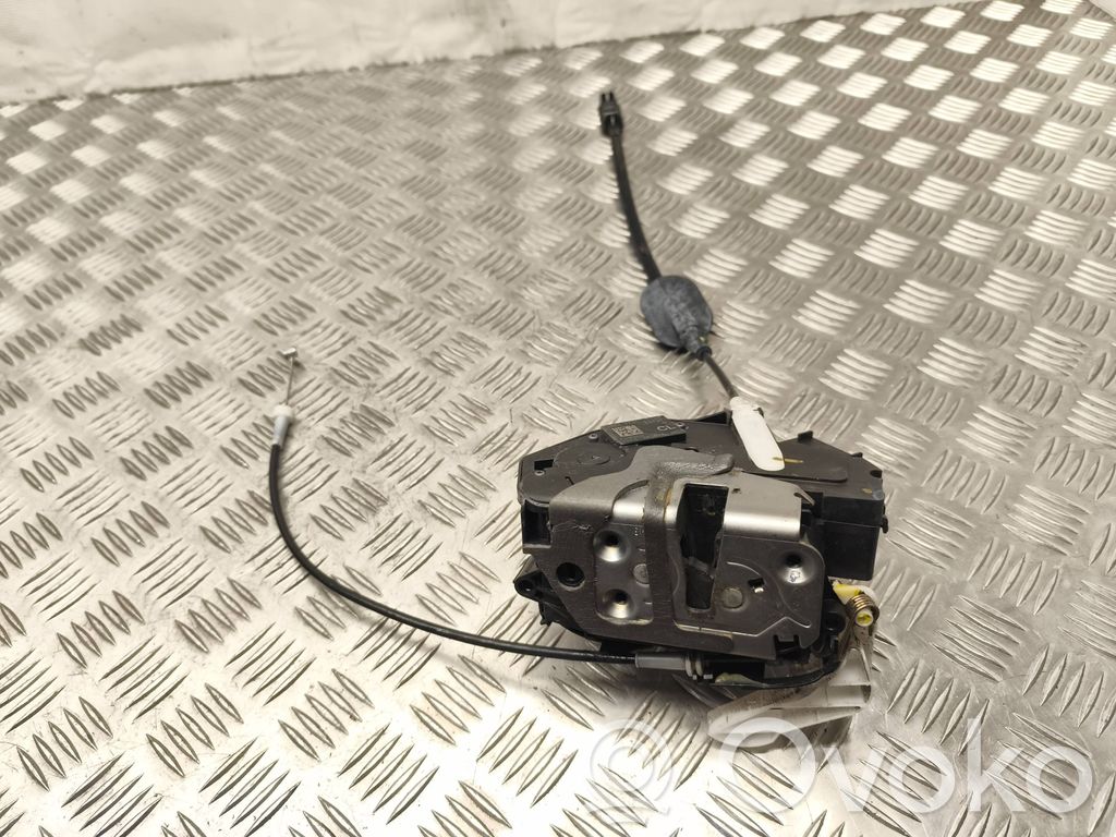 Ford Fiesta Priekšpusē slēdzene 