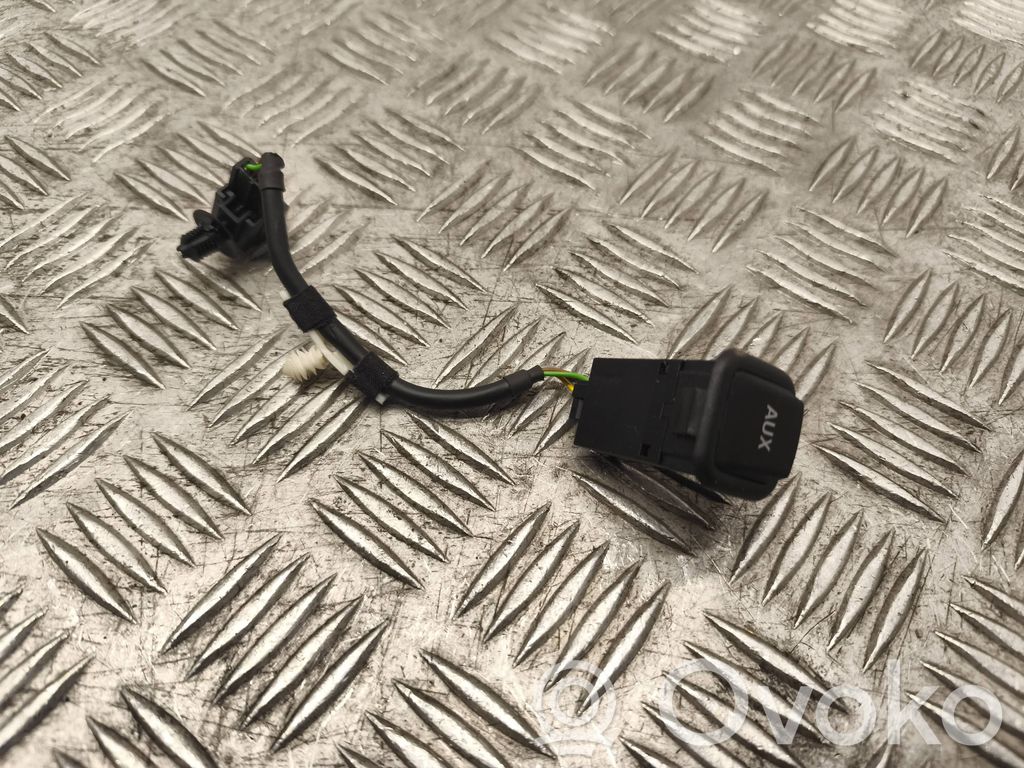 Audi A4 S4 B8 8K AUX-pistokeliitin 