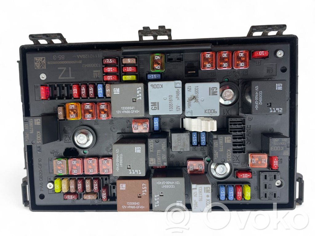Opel Astra J Fuse module 