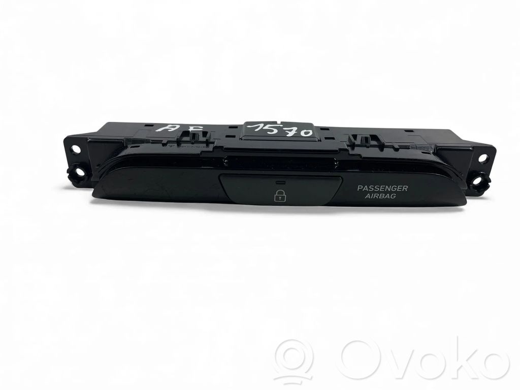 Hyundai i30 Central locking switch button 