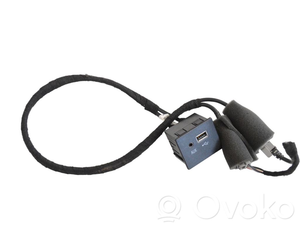 Maserati Ghibli Enchufe conector entrada auxiliar 