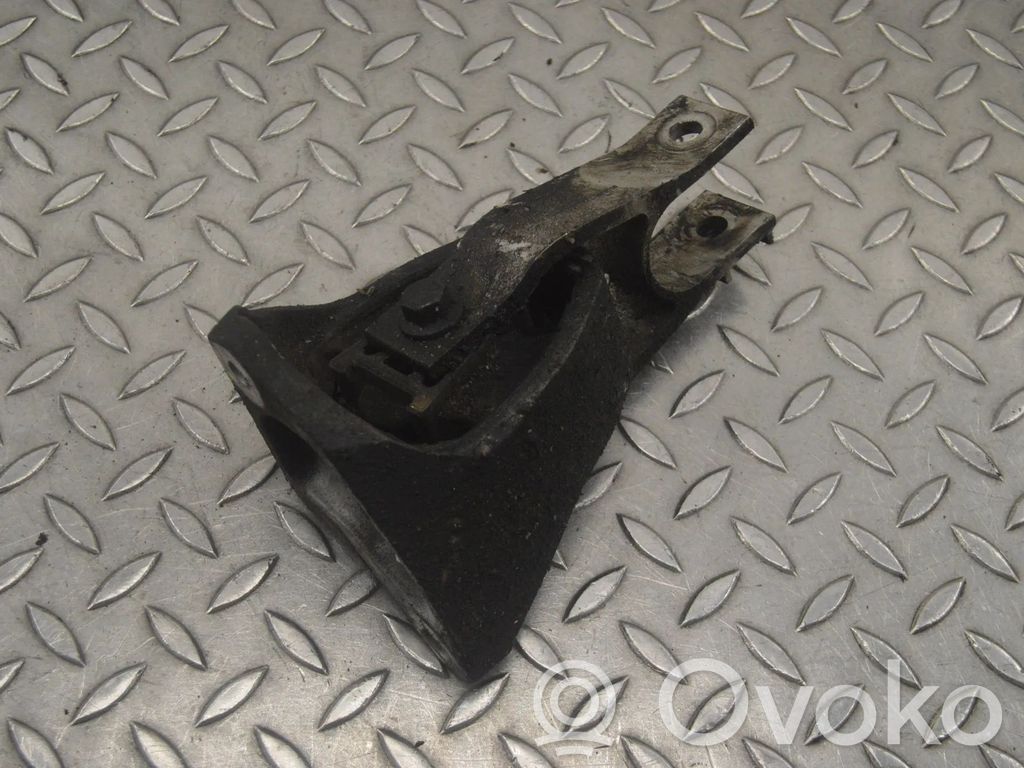 Volvo XC90 Engine mounting bracket 