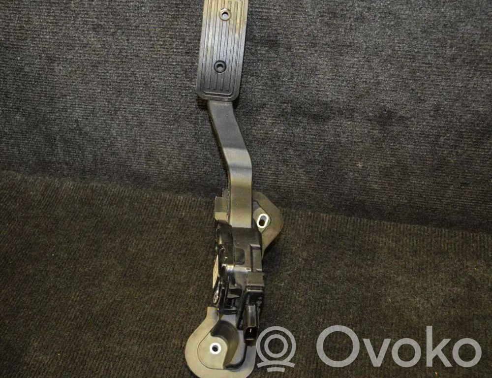 Accelerator throttle pedal