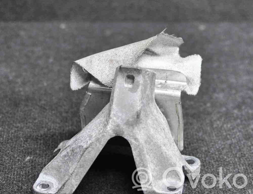 Engine mounting bracket   8K0199387T