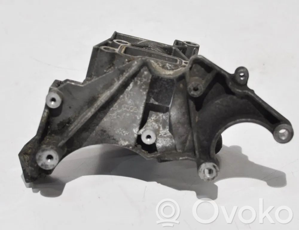 Audi A8 S8 D3 4E Kita variklio skyriaus detalė 