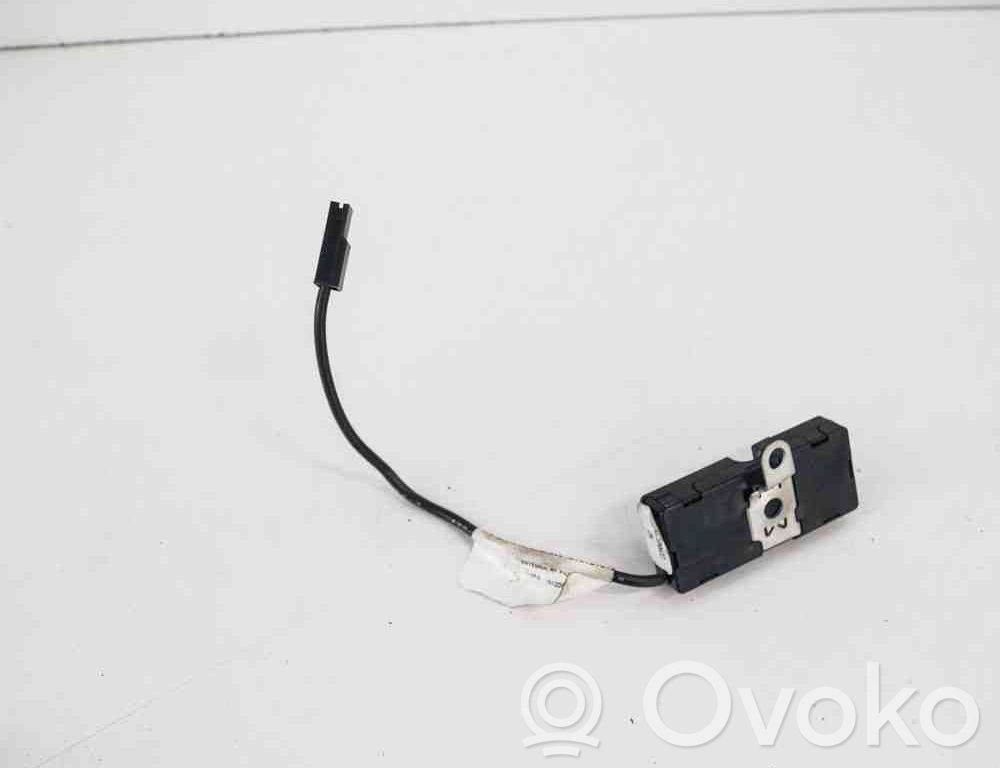 Tesla Model S Antenas pastiprinātājs 