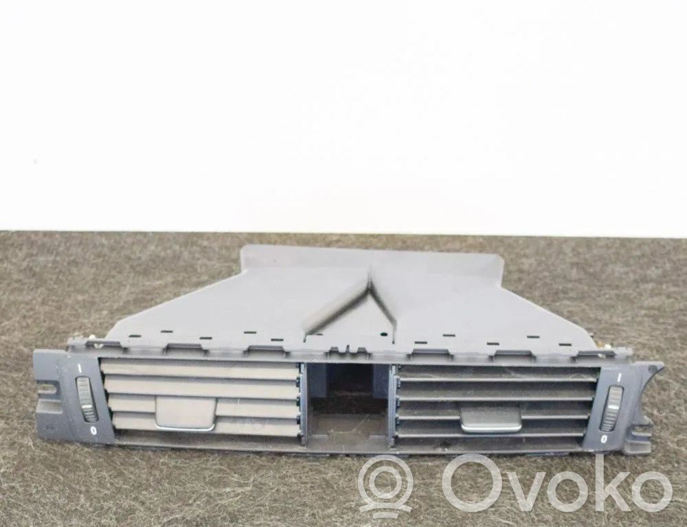 BMW 3 E90 E91 Lango oro grotelės 