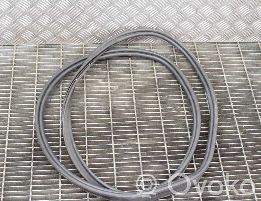 Gumowa uszczelka bagażnika tylnego / Na karoserii   8W6827705B