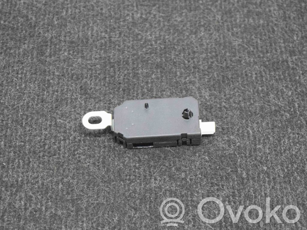 Tesla Model 3 Antenos stiprintuvas 