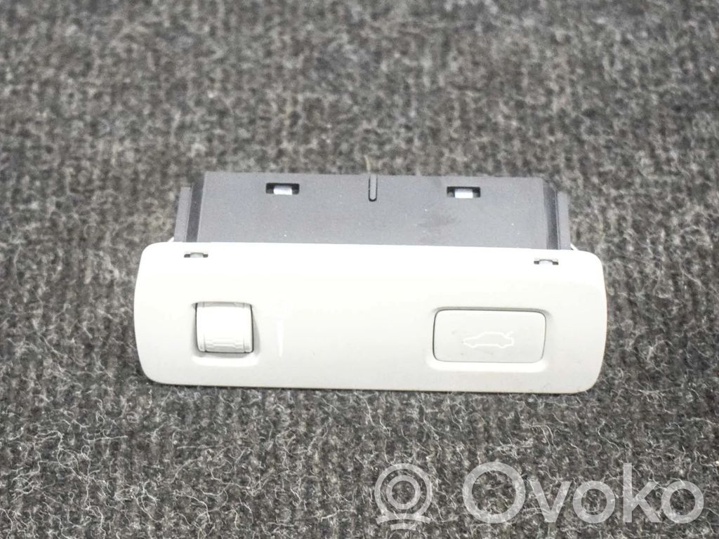 Tailgate/boot open switch button   31481439
