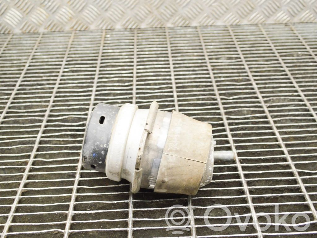 Engine mount bracket   7L8199131F