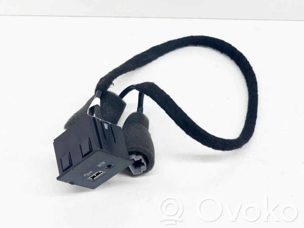 Maserati Ghibli Enchufe conector entrada auxiliar 