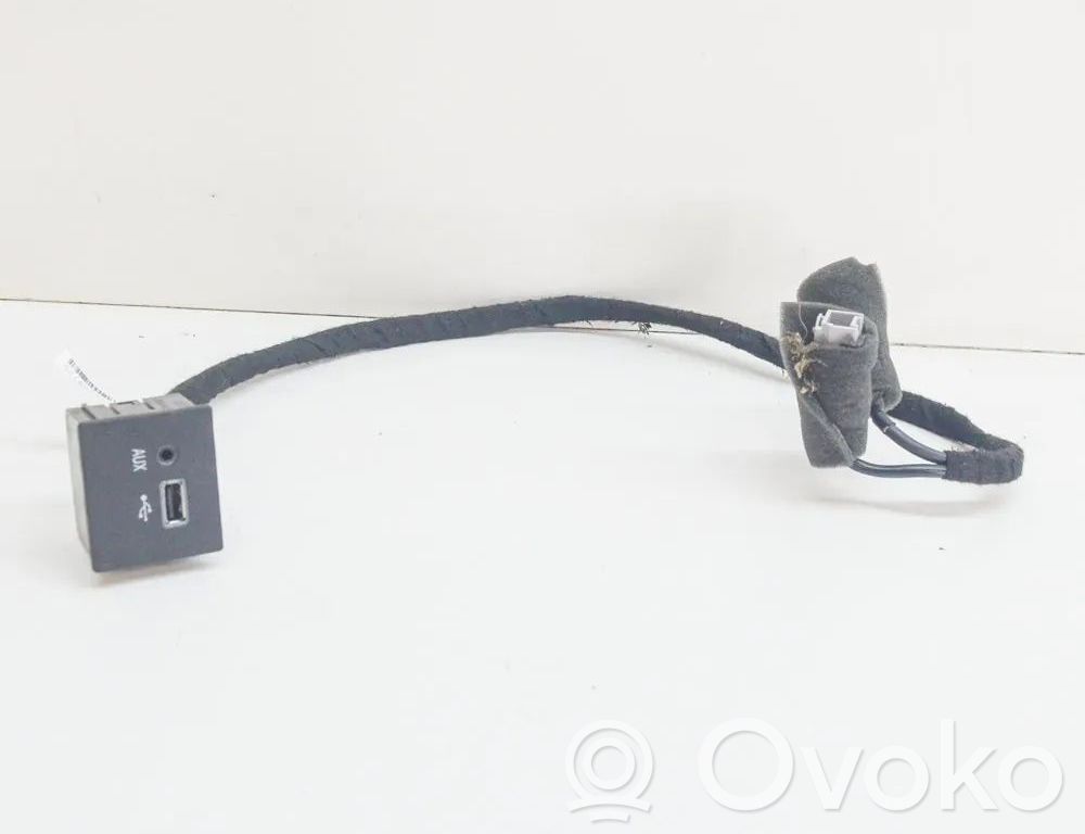 Maserati Ghibli Enchufe conector entrada auxiliar 