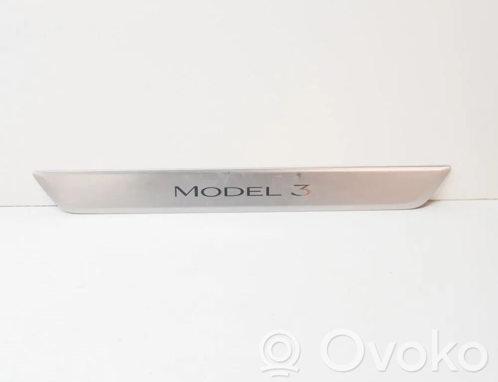 Tesla Model 3 Priekšējā sliekšņa dekoratīvā apdare (iekšējā) 