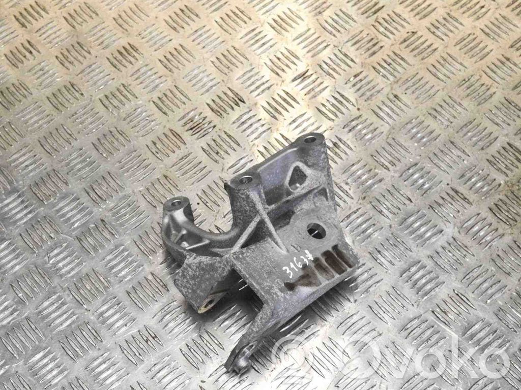 Engine mounting bracket   31430490