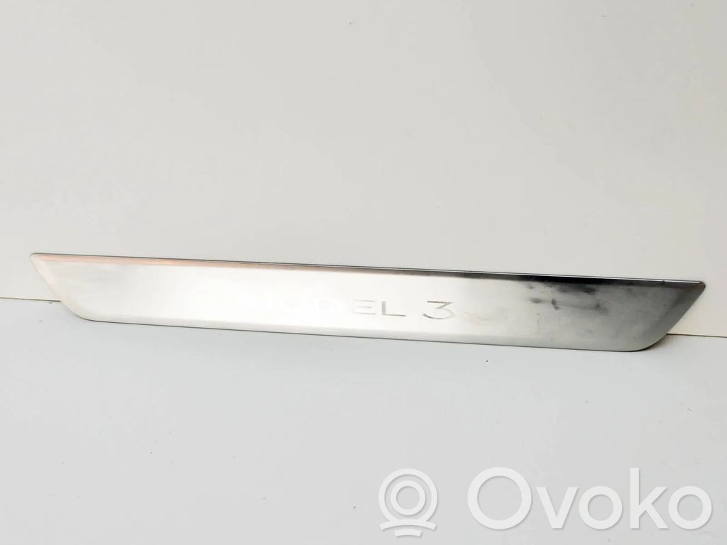 Tesla Model 3 Priekšējā sliekšņa dekoratīvā apdare (iekšējā) 