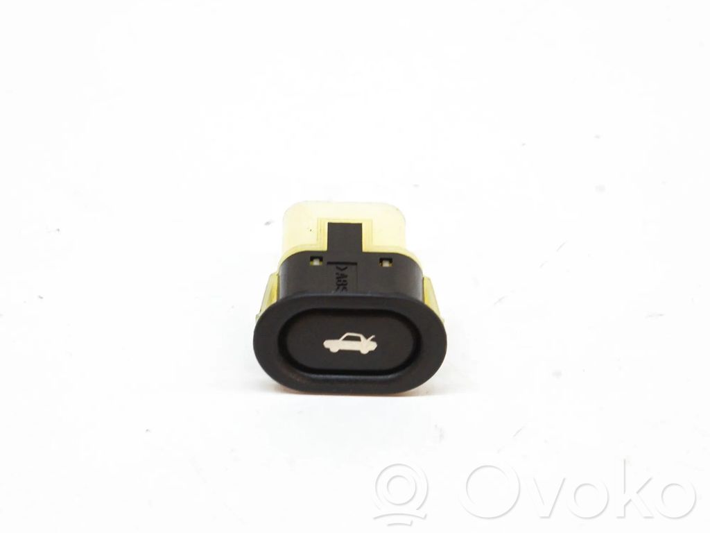 Tailgate/boot open switch button   4733457