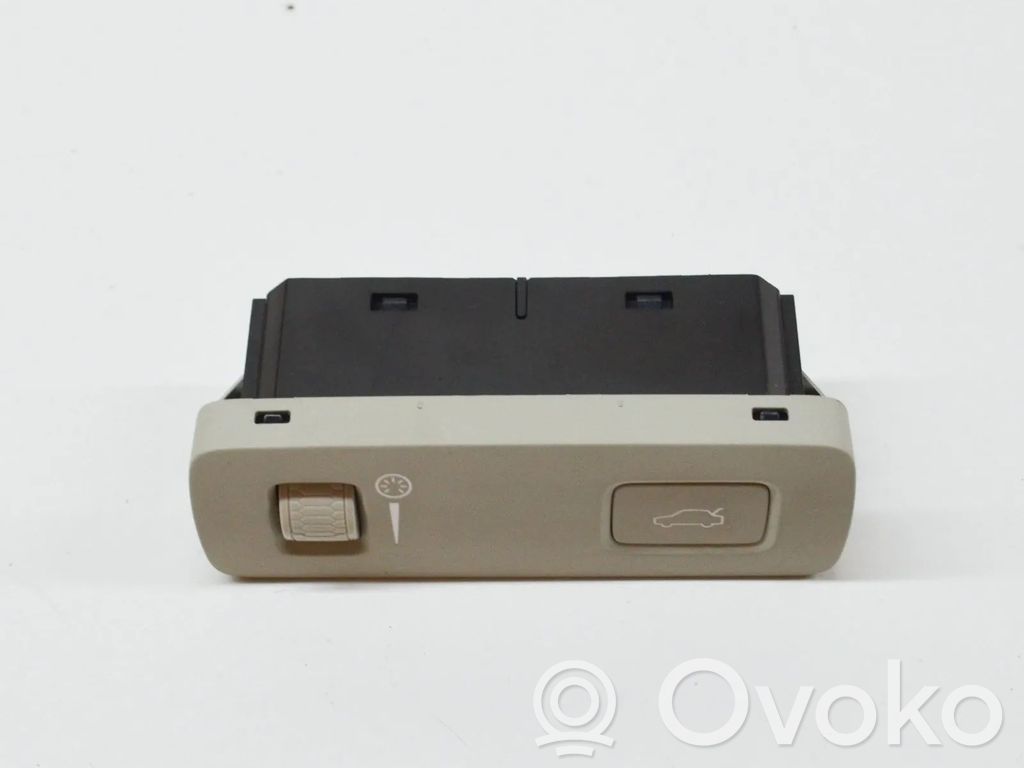 Volvo XC40 Tailgate/boot open switch button 