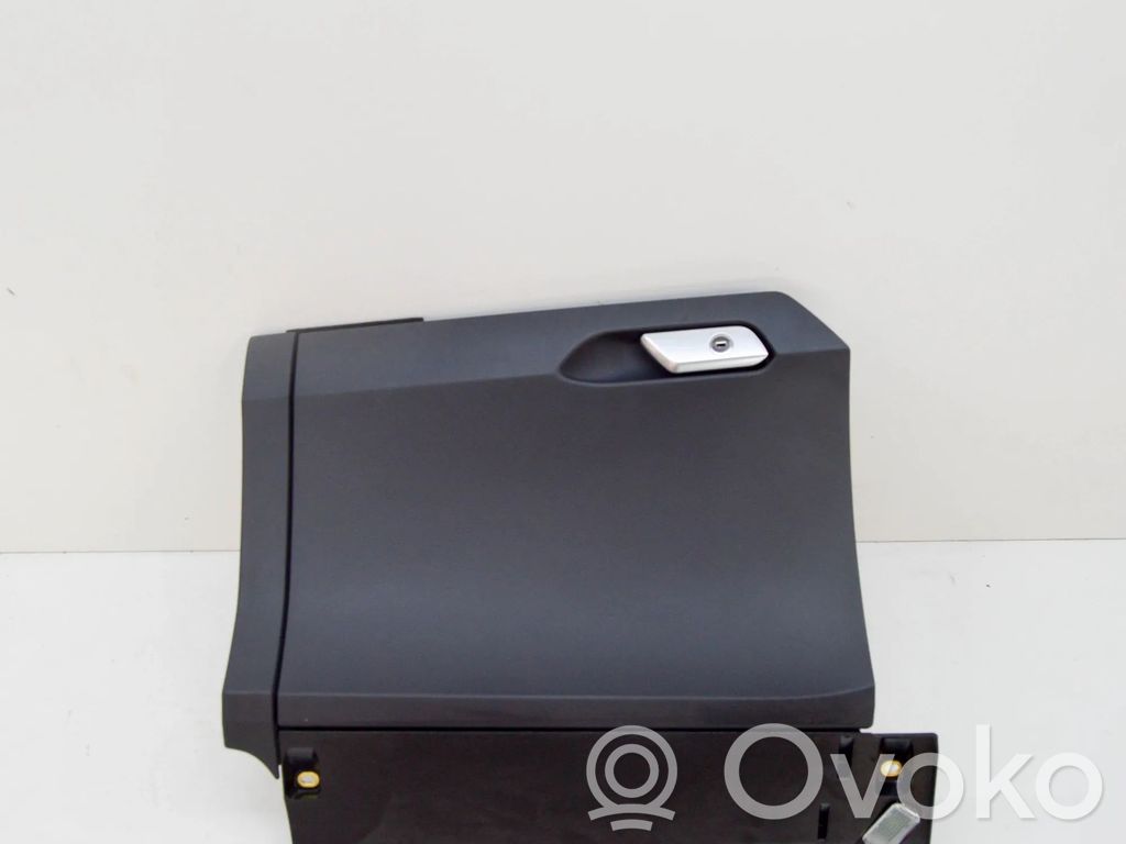 Audi e-tron Glove box 