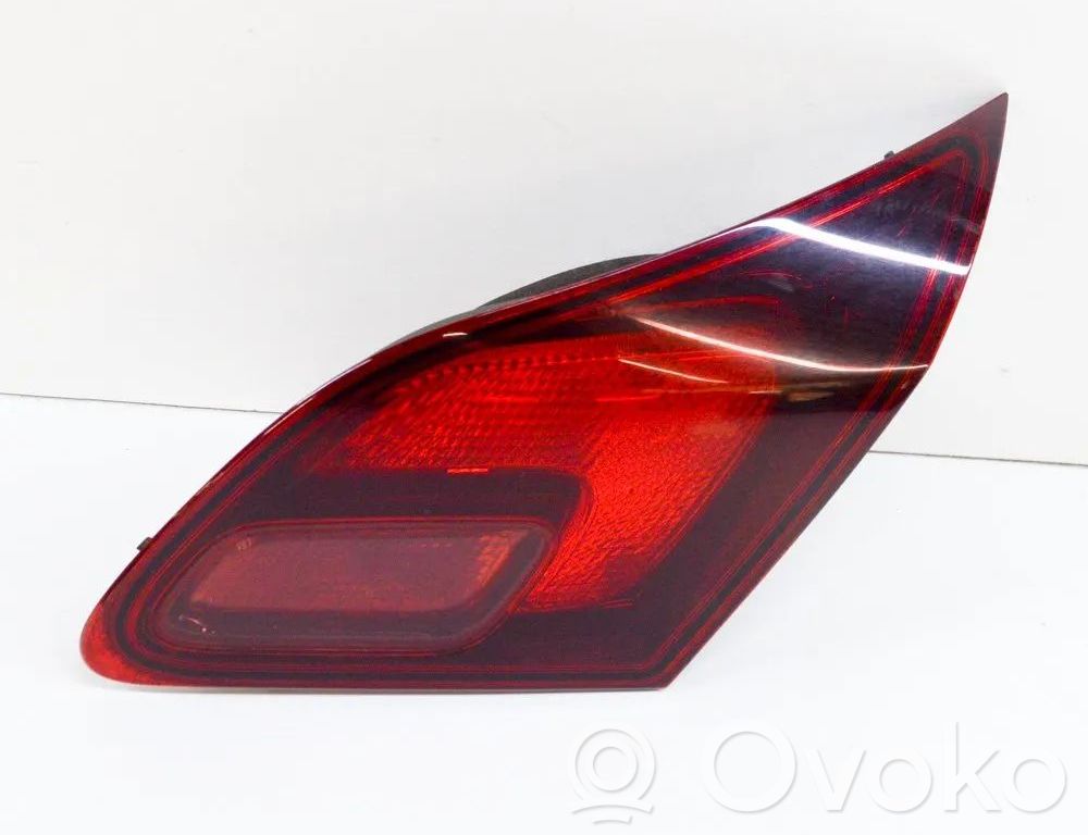 Opel Astra J Aizmugurējais lukturis pārsegā 