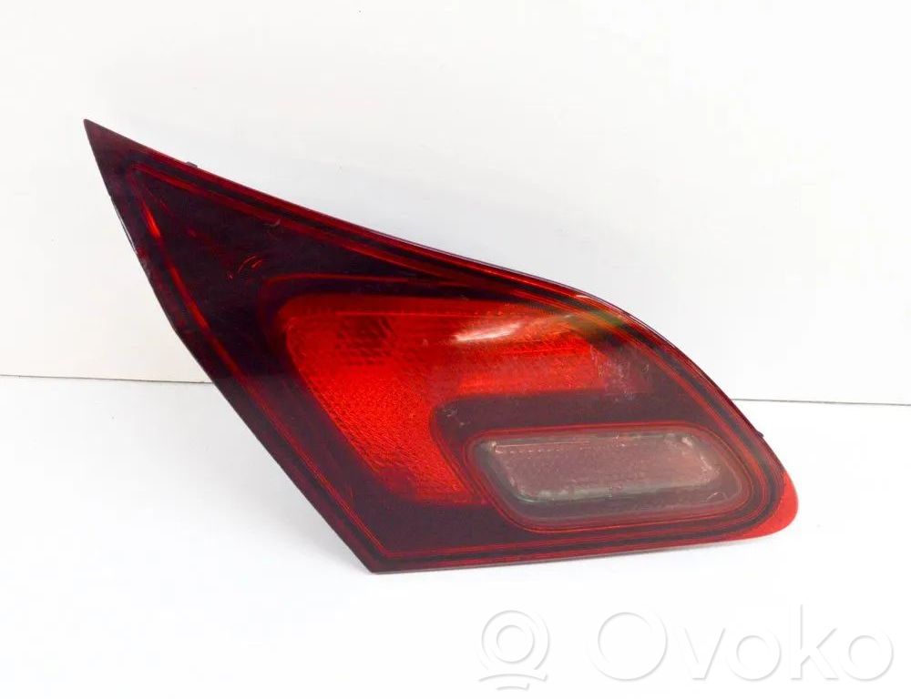 Opel Astra J Aizmugurējais lukturis pārsegā 