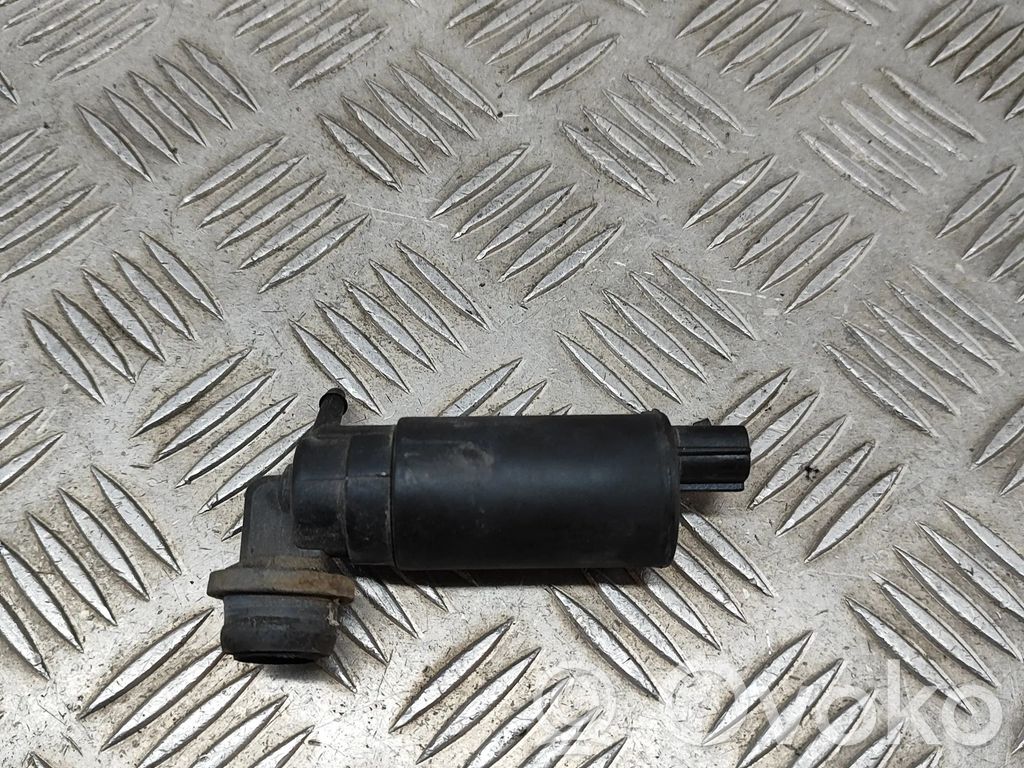 Land Rover Defender Windscreen/windshield washer pump 