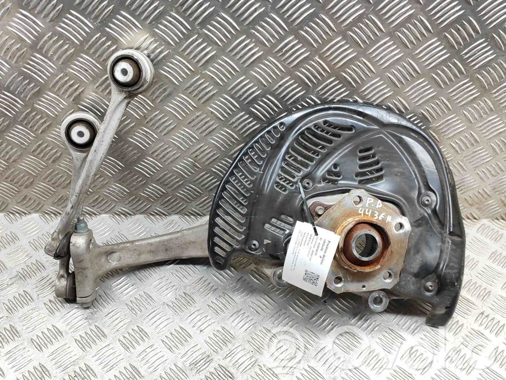 Audi A4 S4 B9 8W Priekinė stebulė 