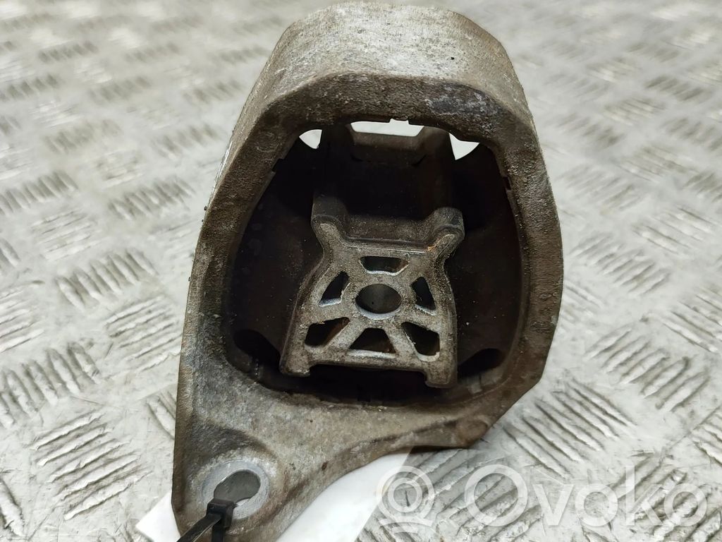 Volvo XC90 Engine mount bracket 