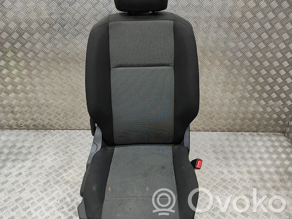 Opel Combo E Etumatkustajan istuin 