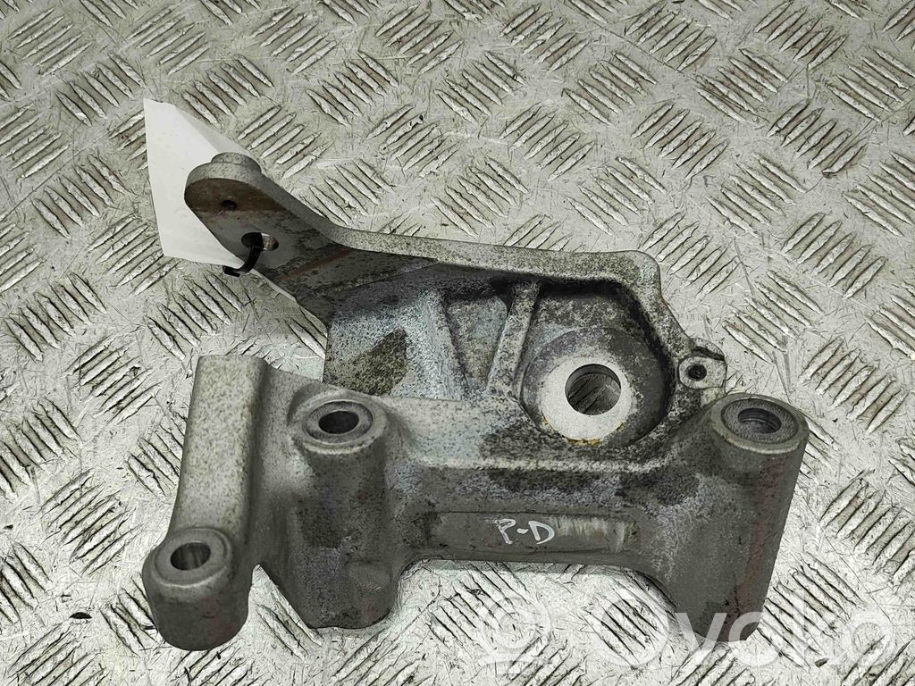 Volvo XC90 Engine mounting bracket 
