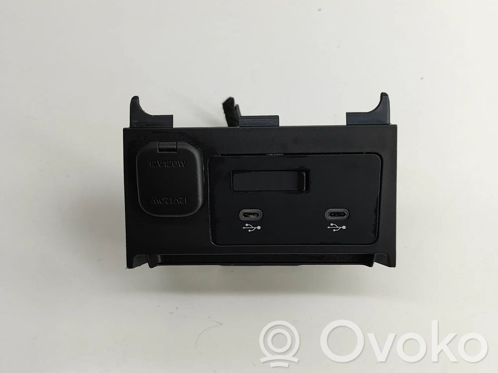 Mazda CX-30 Enchufe conector entrada auxiliar 